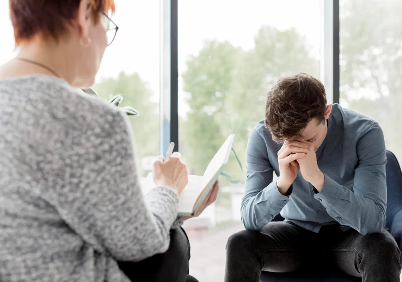 Leczenie uzależnień Płock: konsultacja u terapeuty przy oknie