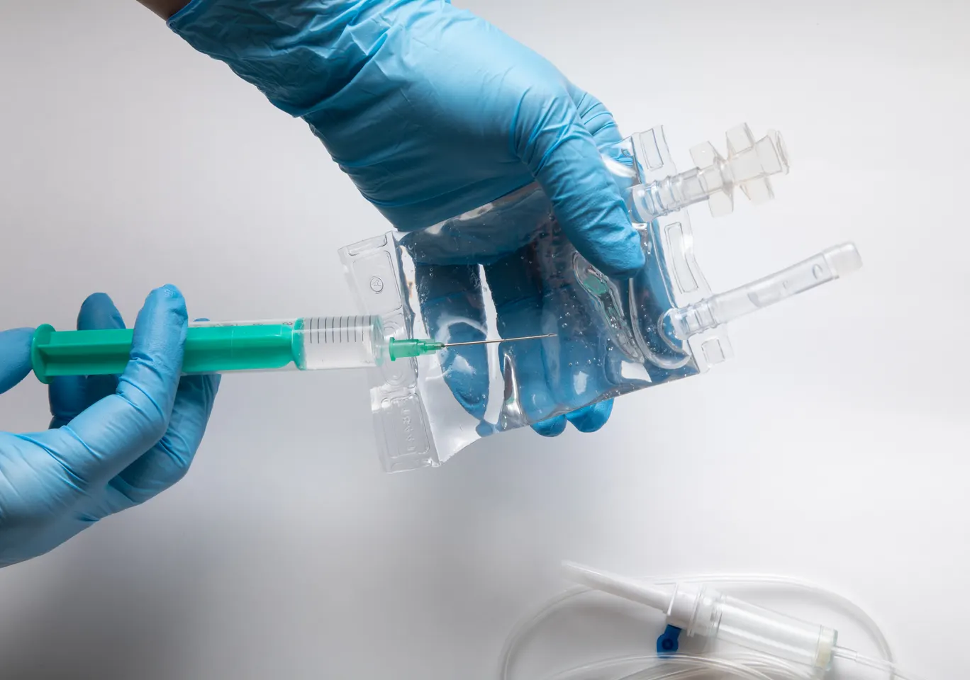 Kroplówki witaminowe Sierpc: napełnianie worka płynu infuzyjnego przed podaniem