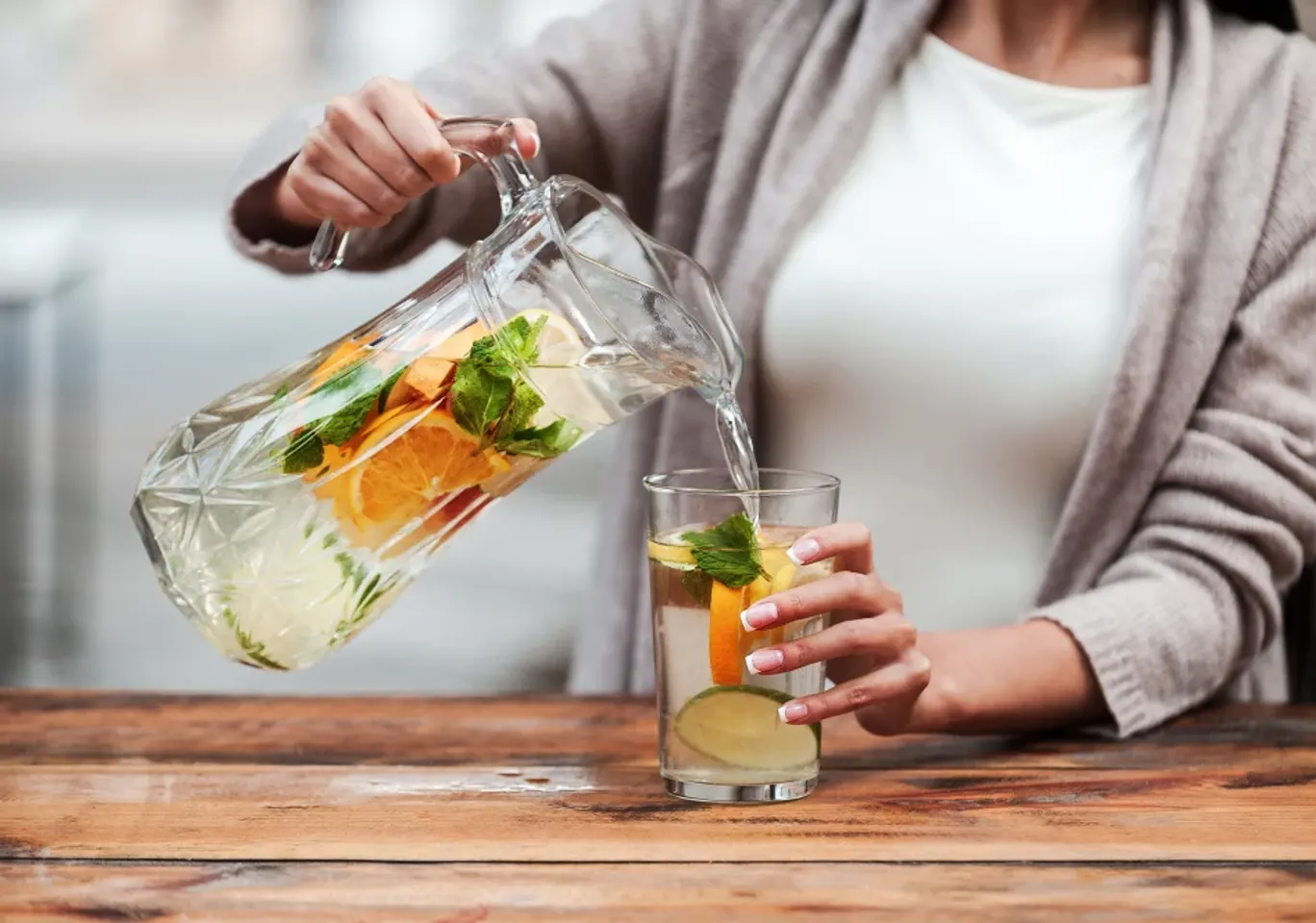 Leczenie alkoholizmu Płock: napój bezalkoholowy z owocami nalewany do szklanki